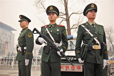 北京180輛武裝巡邏車上街進(jìn)京通道武警荷槍實彈執(zhí)勤