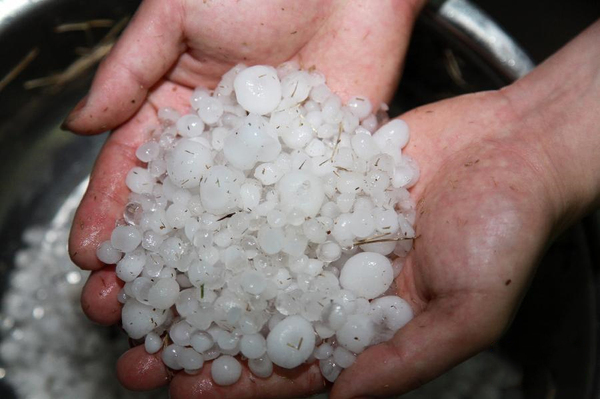 浙江臺(tái)州遭遇特大冰雹-如大雪鋪滿地面5