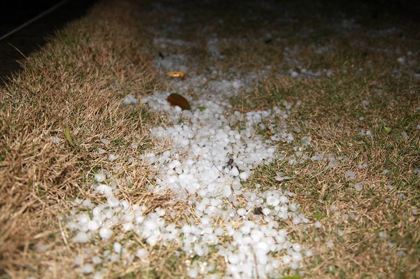 浙江臺(tái)州遭遇特大冰雹-如大雪鋪滿地面4