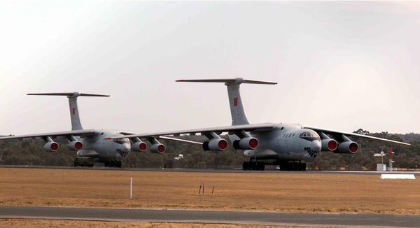 中國(guó)運(yùn)輸機(jī)抵澳洲空軍基地參加搜救2