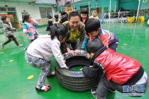 幼兒園“租”男幼師上體育課-2