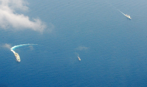 中國(guó)海警船與菲律賓軍隊(duì)漁船在仁愛(ài)礁激烈對(duì)峙4