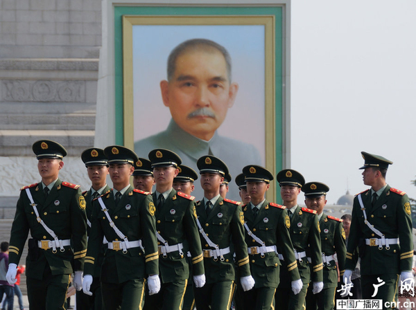 孫中山巨幅畫(huà)像亮相天安門(mén)廣場(chǎng)4