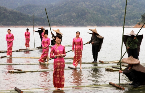 4月28日，江西省靖安縣羅灣鄉(xiāng)長埠村農(nóng)民為游客表演客家山歌。