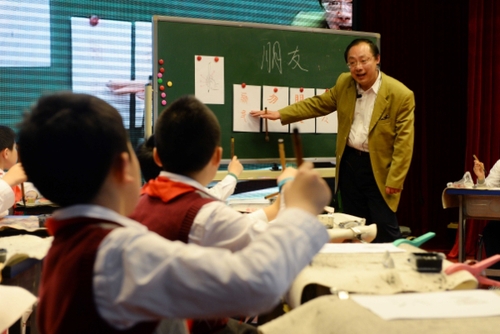 4月29日，在上海市第一師范附屬小學(xué)，書法名家張信教孩子們握毛筆的正確方法。