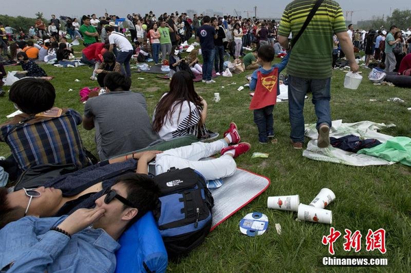 北京草莓音樂節(jié)過后公園草地遍地垃圾5