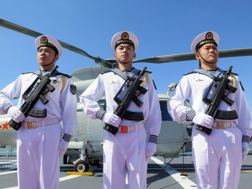 5月5日，在突尼斯拉古萊特港，中國海軍第十六批護航編隊戰(zhàn)士列隊展示。