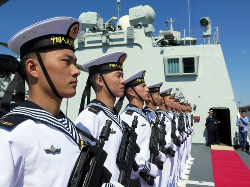 5月5日，在突尼斯拉古萊特港，中國海軍第十六批護航編隊戰(zhàn)士列隊展示。