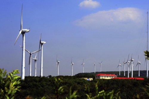 這是5月6日拍攝的山東煙臺棲霞唐山風電場。