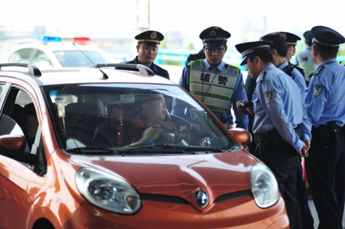 5月8日，民警在浦東機(jī)場閘道口隨機(jī)對車輛進(jìn)行檢查。