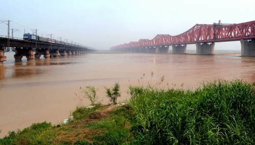 左側(cè)是即將“退役”的京廣鐵路鄭州黃河大橋，右側(cè)是新建的鄭焦城際鐵路黃河大橋（5月8日攝）。