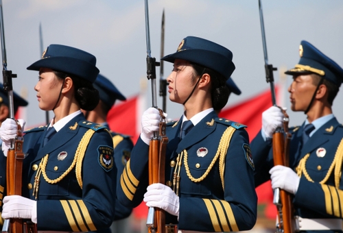 5月12日，我軍首批三軍女子儀仗兵亮相外交禮儀，接受中外領導人檢閱。