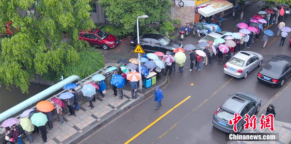 寧波地鐵開(kāi)通在即-民眾冒雨排隊(duì)領(lǐng)試乘券5