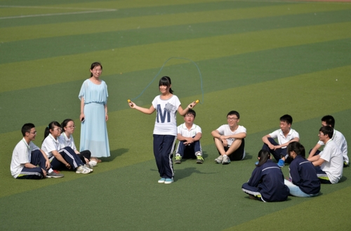 5月20日，河北邢臺一中高三畢業(yè)班的學生在操場上做運動。