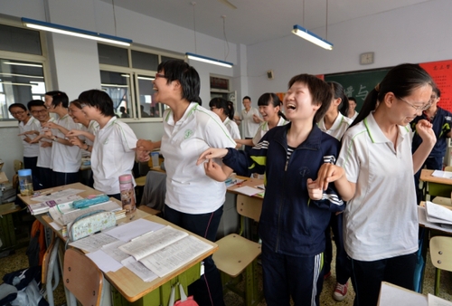 5月20日，河北邢臺一中高三畢業(yè)班的學生利用課余時間在教室里做減壓游戲。