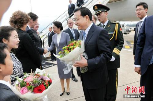 6月16日，中國國務院總理李克強乘專機抵達倫敦，開始對英國進行正式訪問。李克強夫人程虹同機抵達。中新社發(fā) 劉震 攝