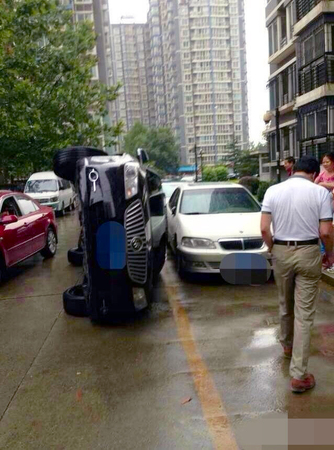 車輛因堵住小區(qū)道路被居民開(kāi)車撞翻-4