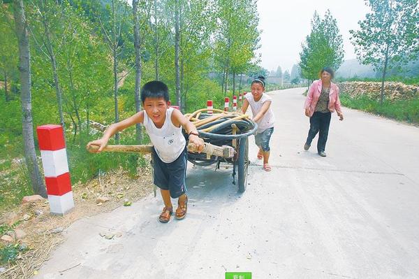 圖為大人晚上睡在提灌站旁，小孩拉著板車運(yùn)水管…… 　　圖片來(lái)源：大河網(wǎng)