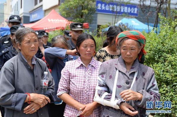 8月8日，魯?shù)榭h龍頭山鎮(zhèn)群眾自發(fā)前往儀式現(xiàn)場(chǎng)為英雄謝樵送行。