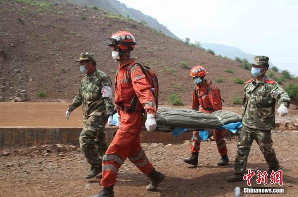 　8月8日，武警官兵將失蹤戰(zhàn)友謝樵遺體打撈上岸。4日，謝樵在營救受災(zāi)群眾時，被落石不幸擊中后，卷入堰塞湖激流中。李善明 攝