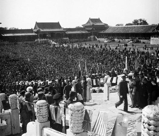 1945年10月10日，北平。中國戰(zhàn)區(qū)華北日本投降儀式在故宮太和殿舉行。日軍華北方面司令官根本博中將、中國受降主官孫連仲上將，分別簽字。當(dāng)日軍獻(xiàn)刀時(shí)，群眾山呼“中國萬歲！”簽字儀式結(jié)束后，使用之桌椅文具均移送歷史博物館收藏。