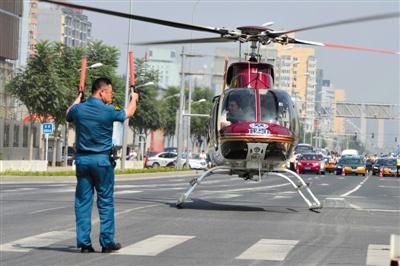 北京直升機(jī)降路口將心梗患者送往醫(yī)院(組圖)