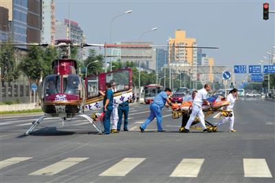 北京直升機(jī)降路口將心?；颊咚屯t(yī)院(組圖)