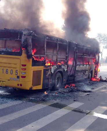 山東煙臺(tái)公交車遭故意縱火-造成1死19傷7