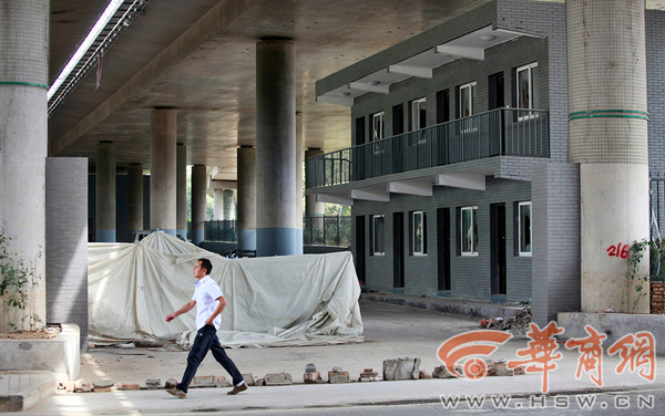 位于朱雀路和南三環(huán)十字向西100米的繞城高速橋下建起了二層小樓 華商報記者 張杰 攝1