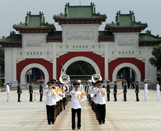 臺(tái)軍方在臺(tái)北“國民革命忠烈祠”舉行入祀典禮。臺(tái)灣“中央社”圖