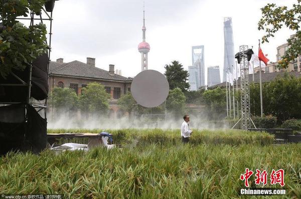 2014年9月14日，地處上海外灘源的圓明園路被布置成了一片“水稻田”，長(zhǎng)2、3百米、寬7、8米“水稻田”基本覆蓋了整條馬路。據(jù)悉，這些即將成熟的水稻是從市郊金山區(qū)運(yùn)抵過來(lái)，將作為一個(gè)商業(yè)活動(dòng)應(yīng)景的道具。