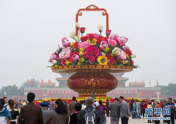 9月25日，游客在天安門廣場欣賞 “祝福祖國”花壇。當日早晨6時起，天安門廣場國慶花籃及花壇完整亮相。 新華社記者 羅曉光 攝2