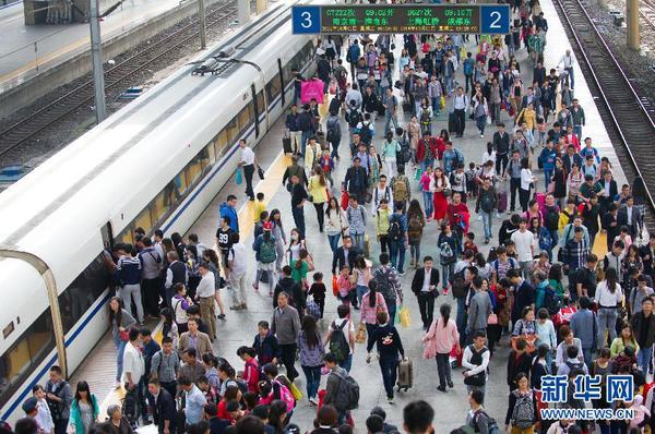 10月1日拍攝的合肥火車站出行的旅客。據(jù)合肥火車站介紹，該站預(yù)計當(dāng)天發(fā)送旅客16萬人次。當(dāng)日是國慶長假第一天，人們紛紛探親訪友或出游，全國多地出現(xiàn)出行高峰。 新華社記者 杜宇 攝