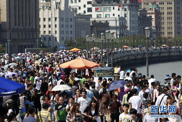 10月1日，游客在上海外灘游覽。當(dāng)日是國(guó)慶長(zhǎng)假第一天，全國(guó)各地旅游景點(diǎn)游人如織。 新華社記者 丁汀 攝