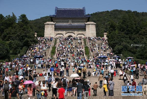 10月1日，游客在南京中山陵參觀游覽。