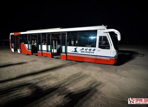 機(jī)場(chǎng)的擺渡車(chē)。