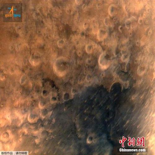 資料圖：當(dāng)?shù)貢r(shí)間9月25日，印度“曼加里安”號(hào)(Mangalyaan)火星探測(cè)器在7300千米高度傳回首張火星照片。印度首個(gè)火星探測(cè)器“曼加里安”號(hào)24日成功進(jìn)入火星軌道。