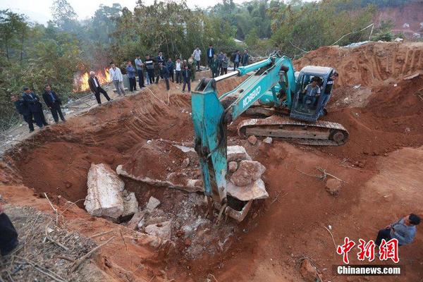 圖為挖掘機在湖南省婁底市萬寶鎮(zhèn)群益村圍觀發(fā)現(xiàn)的古墓施工。