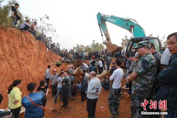 圖為人們在湖南省婁底市萬寶鎮(zhèn)群益村圍觀發(fā)現(xiàn)的古墓。