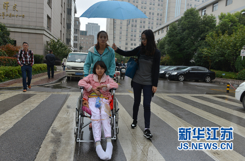 住院當(dāng)天，路上下起了小雨，記者為她撐起了雨傘。