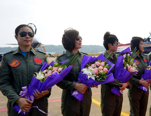 這是抵達(dá)珠海的空軍女飛行員（2014年11月5日攝）。