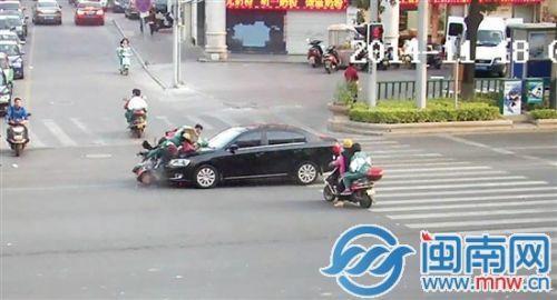 女子騎超標(biāo)車載兒上學(xué)闖紅燈 母子被小車撞飛