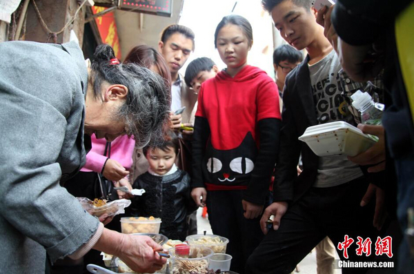 南昌“一毛奶奶”躥紅 民眾慕名嘗鮮獻(xiàn)愛心5