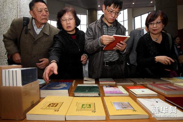 11月22日，觀眾在展會現(xiàn)場選購巴金作品。