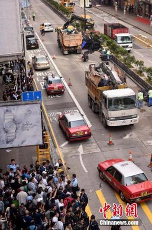 11月26日，香港警方協(xié)助法庭執(zhí)達主任在旺角彌敦道展開清障行動，下午1點45分，彌敦道恢復(fù)雙向通車。 中新社發(fā) 張宇 攝