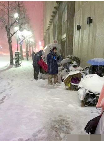 日本果粉雪天通宵排隊　警察拍肩確認死活4