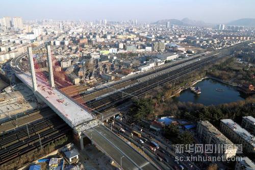 　正在進行轉(zhuǎn)體作業(yè)的橋梁橫跨京滬線（1月19日攝）。