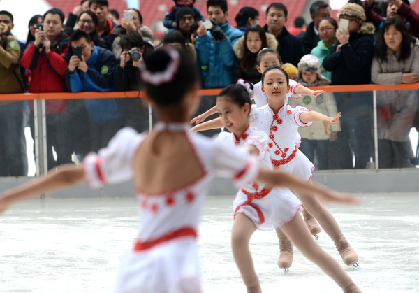 1月24日,“鳥(niǎo)巢歡樂(lè)冰雪季”在國(guó)家體育場(chǎng)“鳥(niǎo)巢”正式開(kāi)啟，為申辦2022年冬奧會(huì)助力。游客們可以在“鳥(niǎo)巢歡樂(lè)冰雪季”體驗(yàn)冰雪運(yùn)動(dòng)的樂(lè)趣。本報(bào)記者 齊波 攝