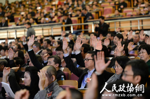 1月26日下午，政協(xié)北京市第十二屆委員會(huì)第三次會(huì)議閉幕。會(huì)議通過(guò)政協(xié)北京市第十二屆委員會(huì)第三次會(huì)議關(guān)于常務(wù)委員會(huì)工作報(bào)告的決議，通過(guò)政協(xié)北京市第十二屆委員會(huì)第三次會(huì)議政治決議。記者 齊波 攝.JPG_副本