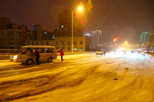 鄭州街頭推車人“趁雪打劫”-每車收費100元5